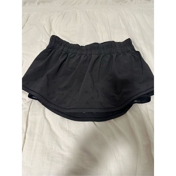 Lululemon Run Breeze size 8 black skirt. Shorts under with pockets. - Picture 5 of 9